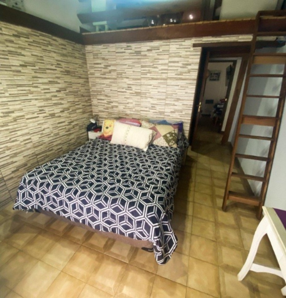 Chalet de 3 ambientes con dependencia, garaje y parque con parrilla.