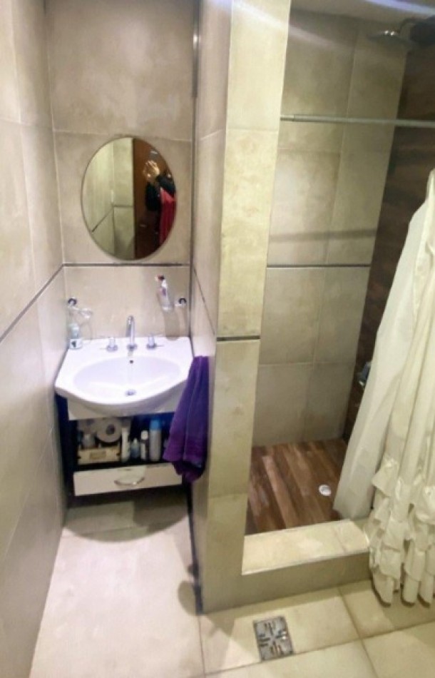 Chalet de 3 ambientes con dependencia, garaje y parque con parrilla.