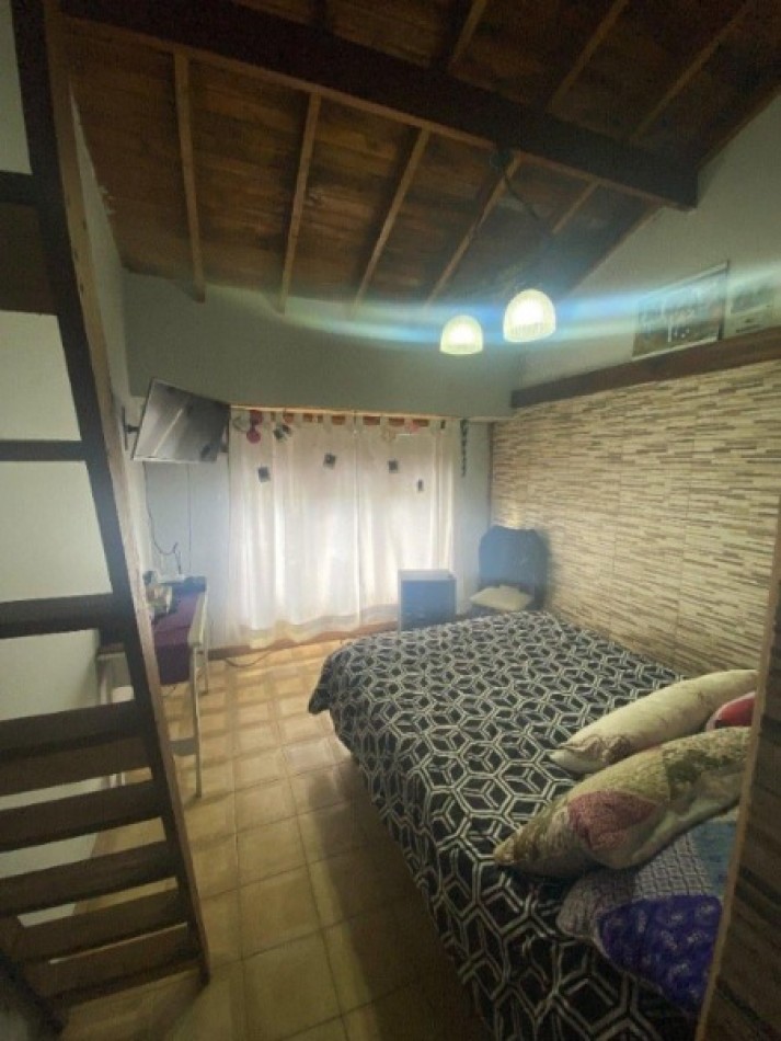 Chalet de 3 ambientes con dependencia, garaje y parque con parrilla.