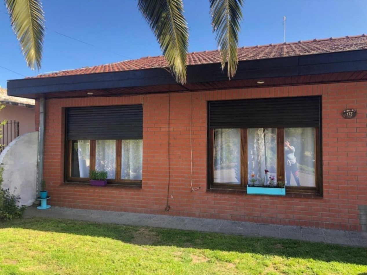 Chalet de 3 ambientes con dependencia, garaje y parque con parrilla.