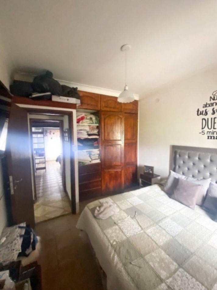 Chalet de 3 ambientes con dependencia, garaje y parque con parrilla.