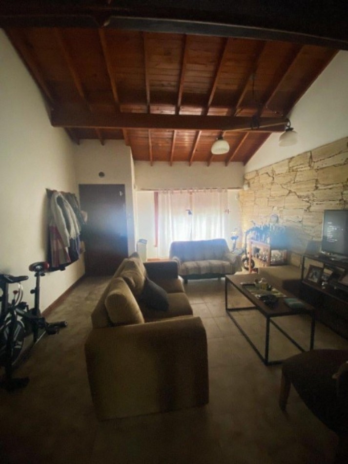 Chalet de 3 ambientes con dependencia, garaje y parque con parrilla.