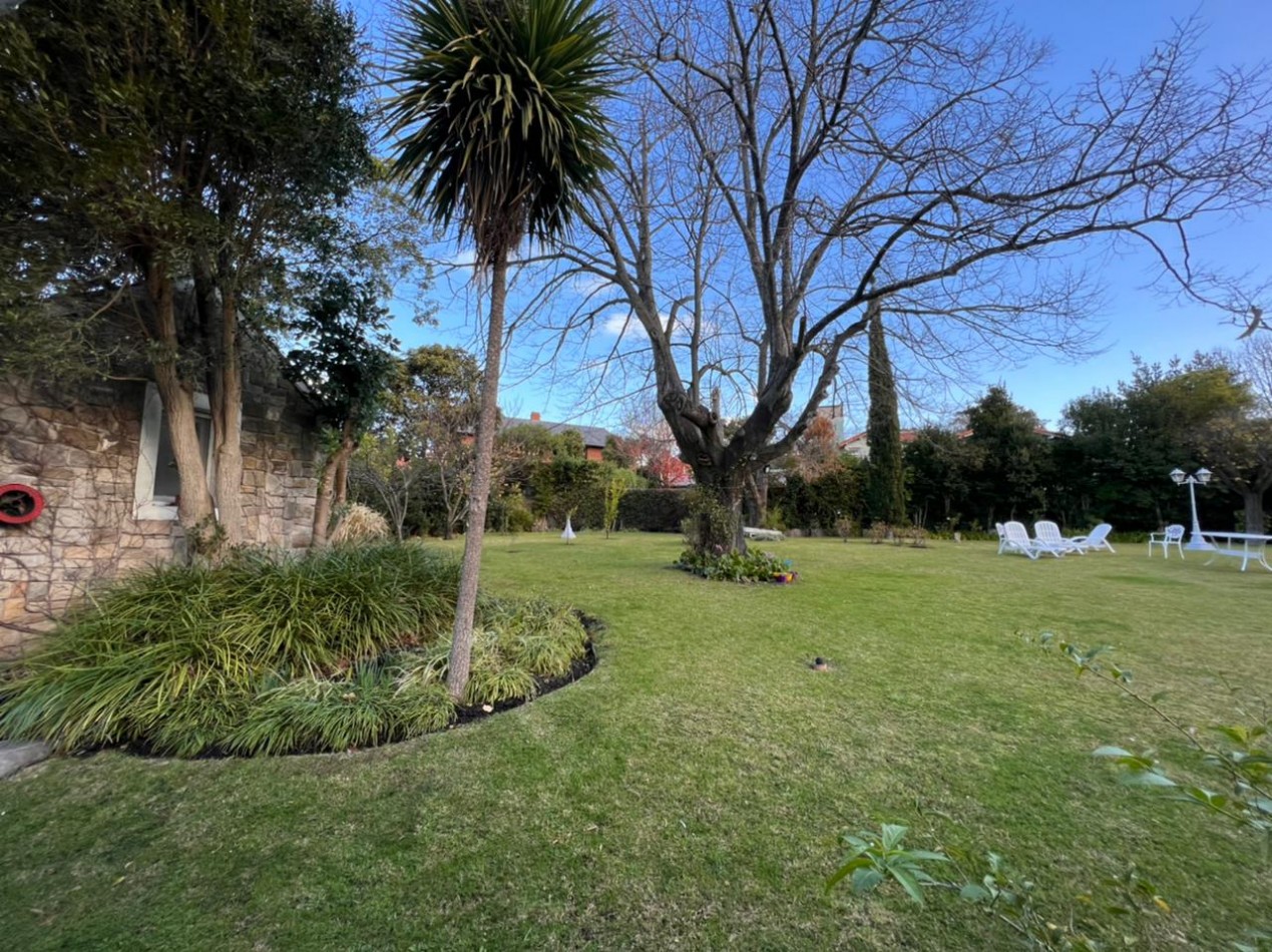IMPORTANTE RESIDENCIA EN EL CORAZON DEL BARRIO LOS TRONCOS. UNICA EN SU ESTILO