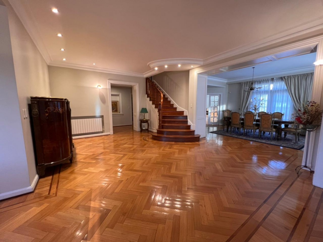IMPORTANTE RESIDENCIA EN EL CORAZON DEL BARRIO LOS TRONCOS. UNICA EN SU ESTILO