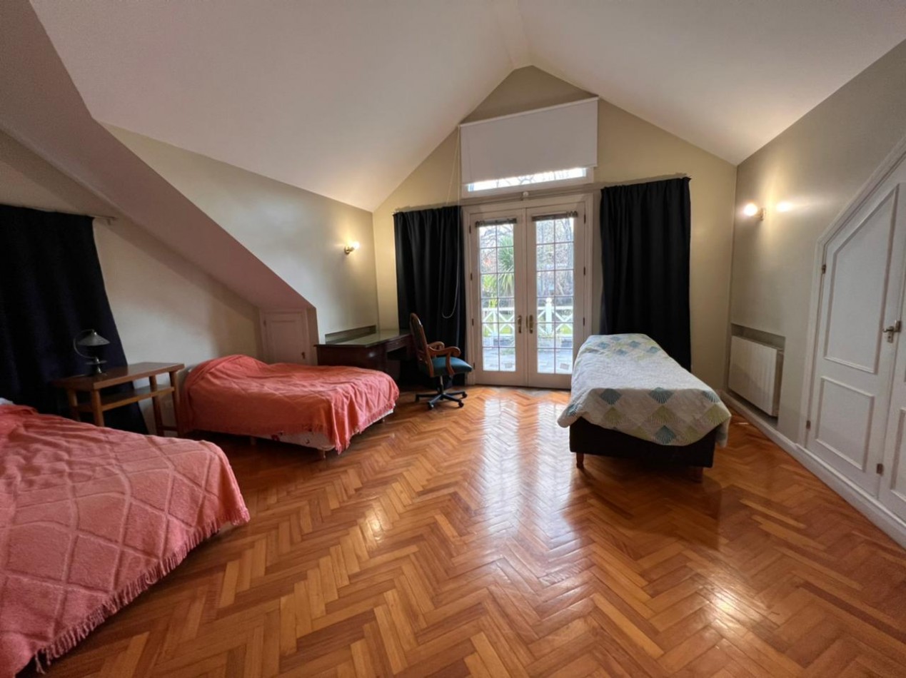 IMPORTANTE RESIDENCIA EN EL CORAZON DEL BARRIO LOS TRONCOS. UNICA EN SU ESTILO