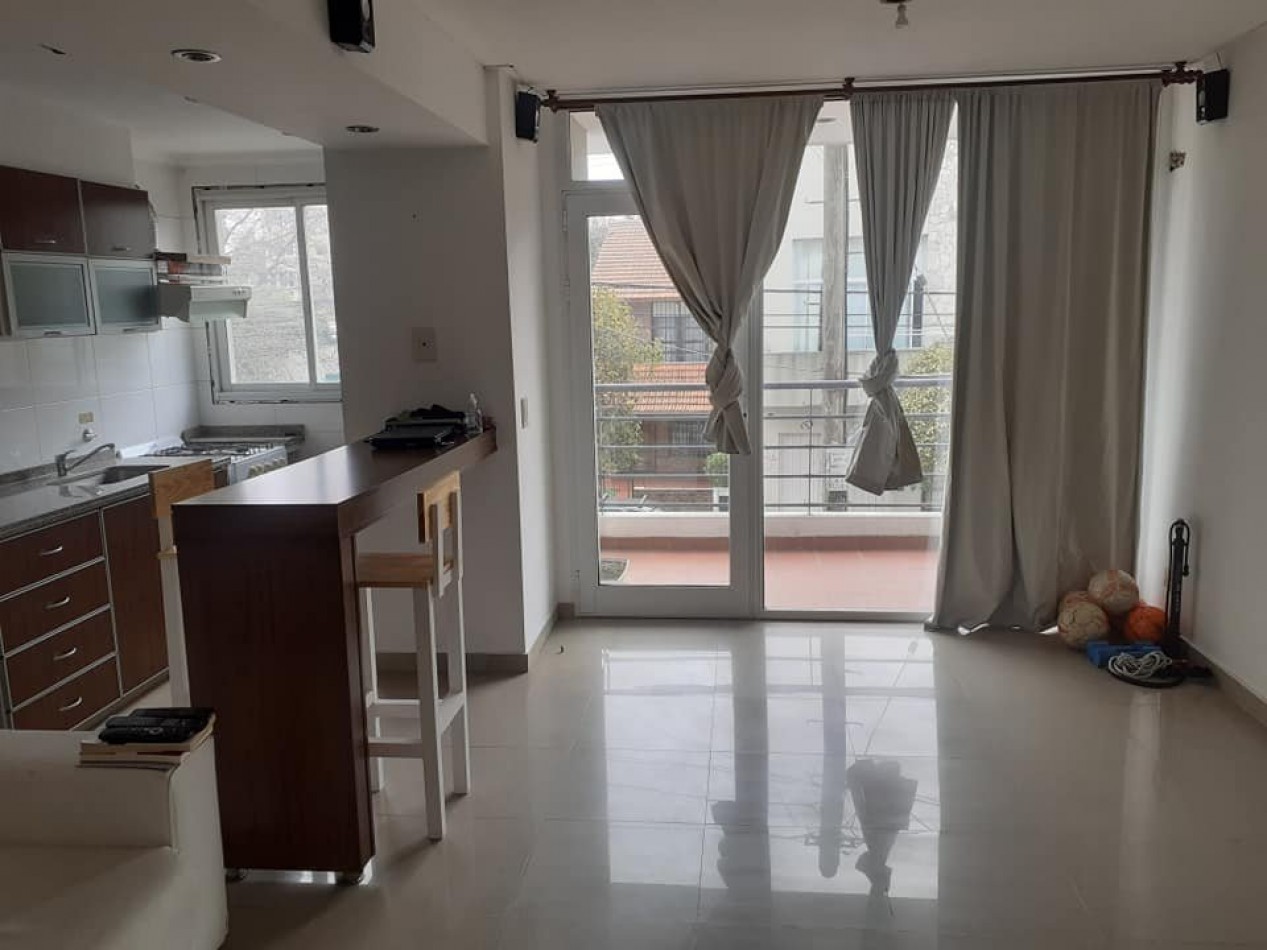 Ambiente y medio con balcon !