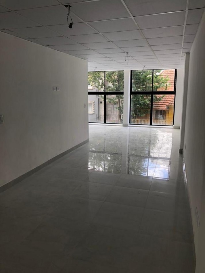 OFICINA EN VENTA SOBRE ALBERTI. EDIFICIO NUEVO. ZONA ALDREY.