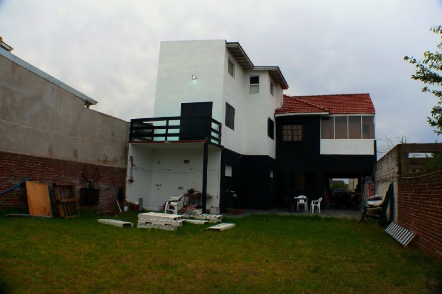 Chalet de 8 ambientes con garaje, parque y quincho