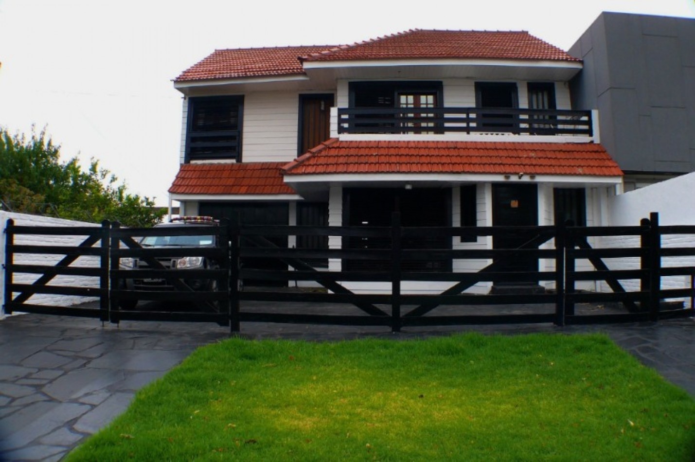 Chalet de 8 ambientes con garaje, parque y quincho