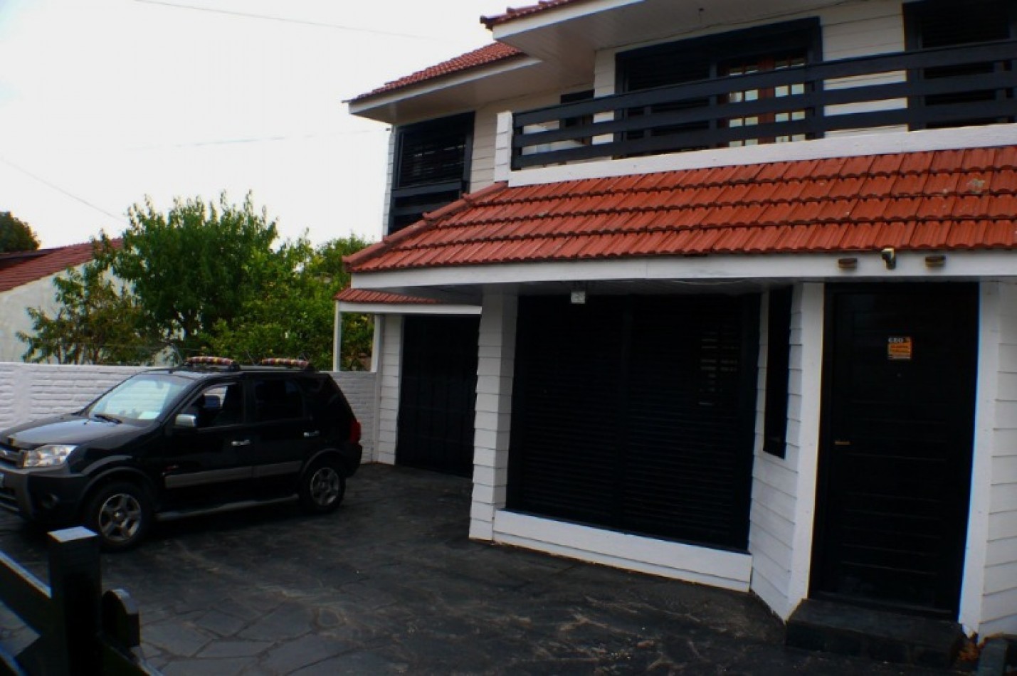 Chalet de 8 ambientes con garaje, parque y quincho