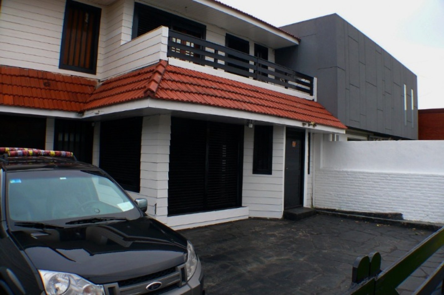 Chalet de 8 ambientes con garaje, parque y quincho