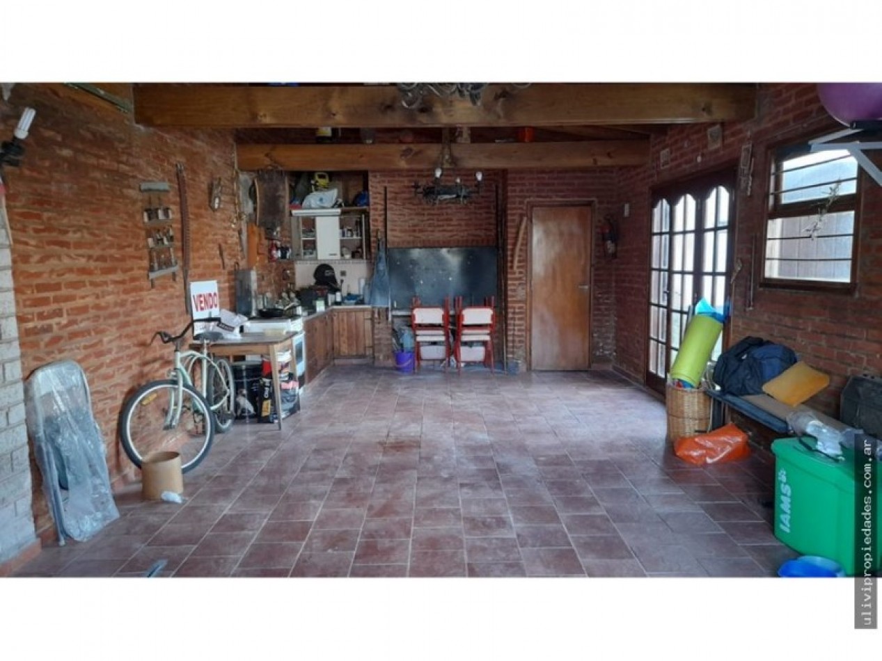Chalet de 4 ambientes con garaje, quincho y parrilla