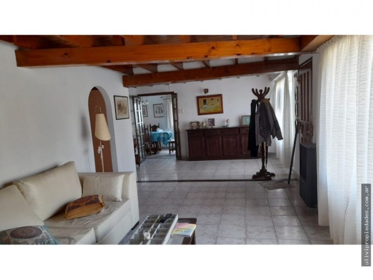 Chalet de 4 ambientes con garaje, quincho y parrilla