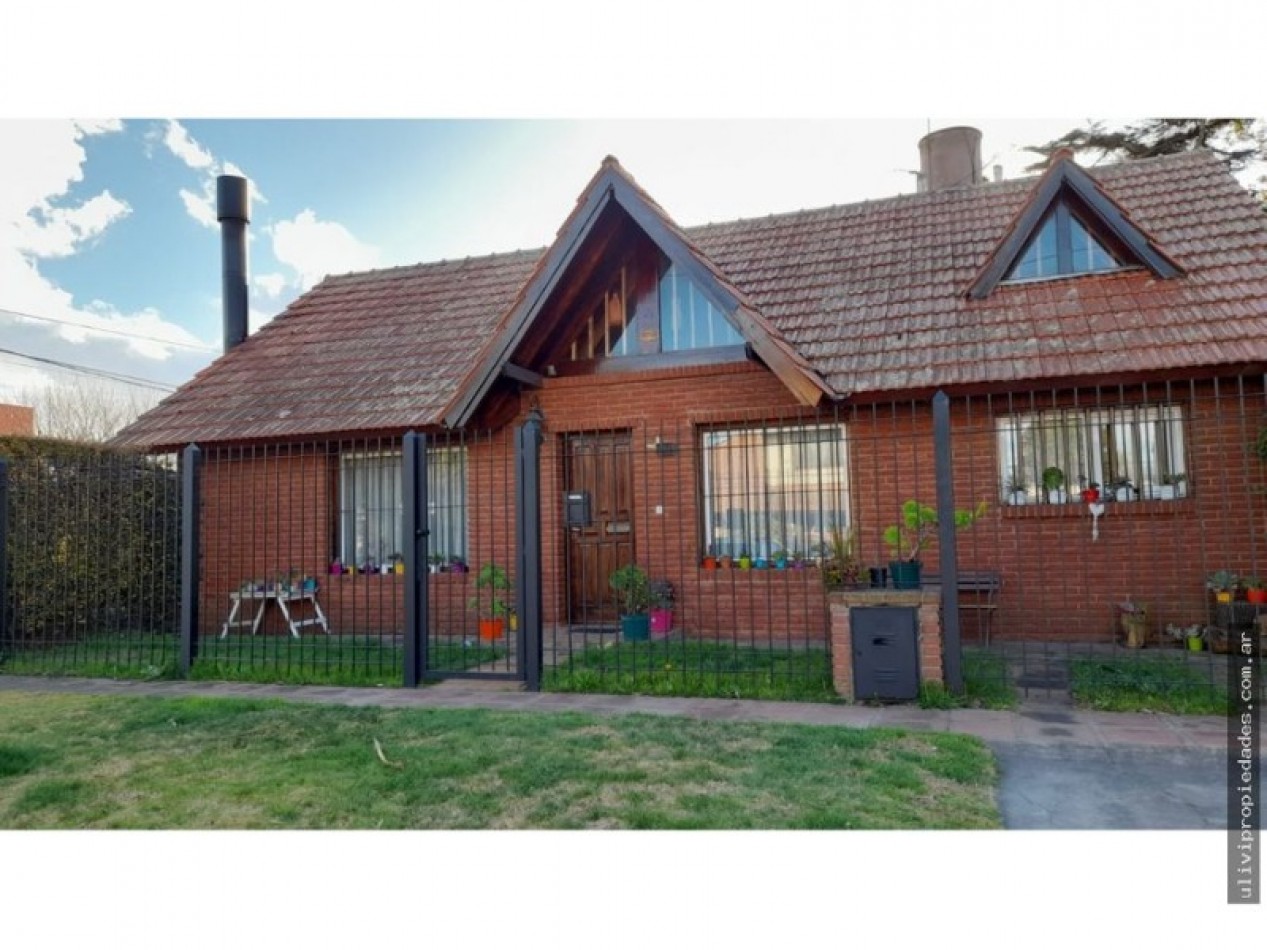 Chalet de 4 ambientes con garaje, quincho y parrilla
