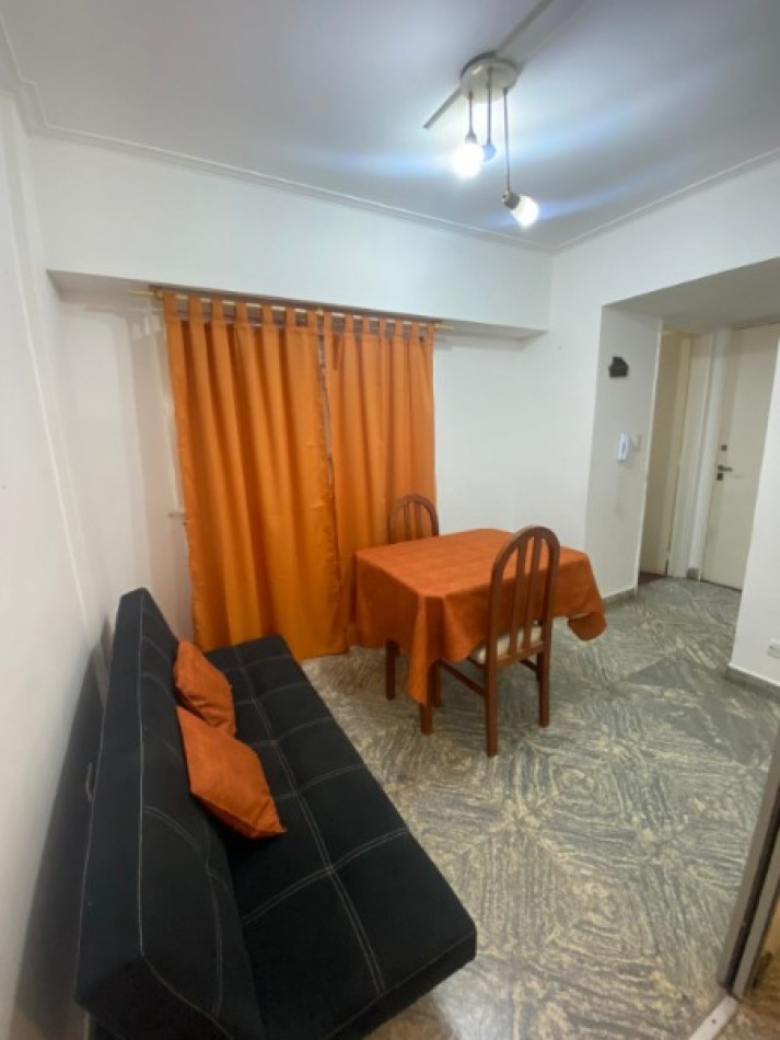 Alquiler estudiantil. Ambiente y medio en Sarmiento y Av. Colon