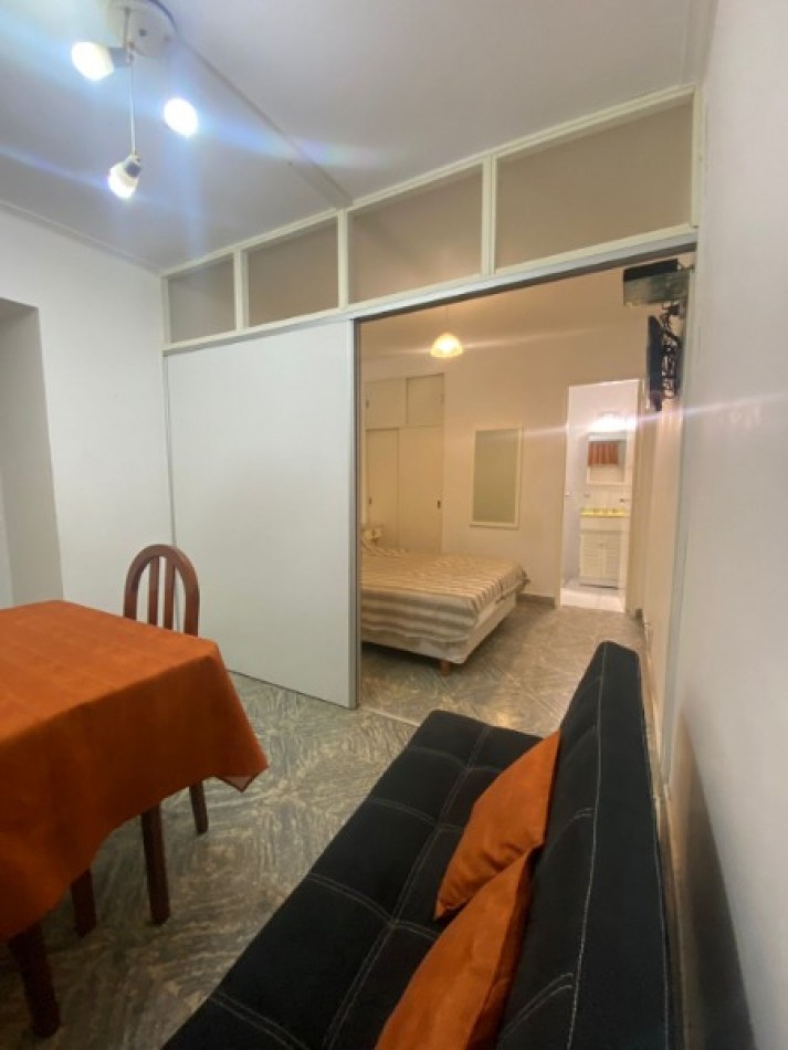 Alquiler estudiantil. Ambiente y medio en Sarmiento y Av. Colon