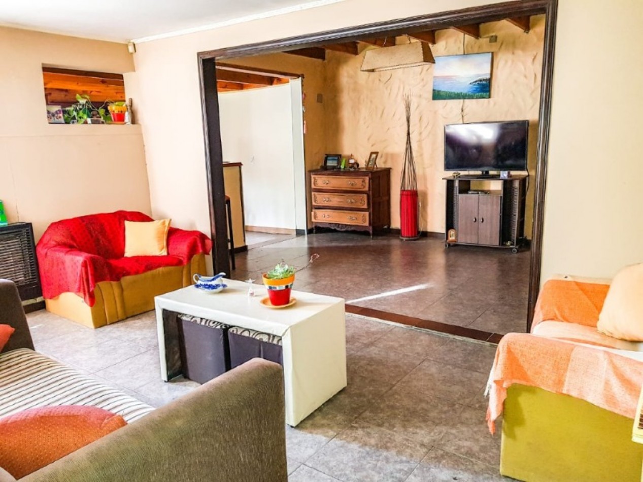 Chalet de 5 ambientes con garaje y parque