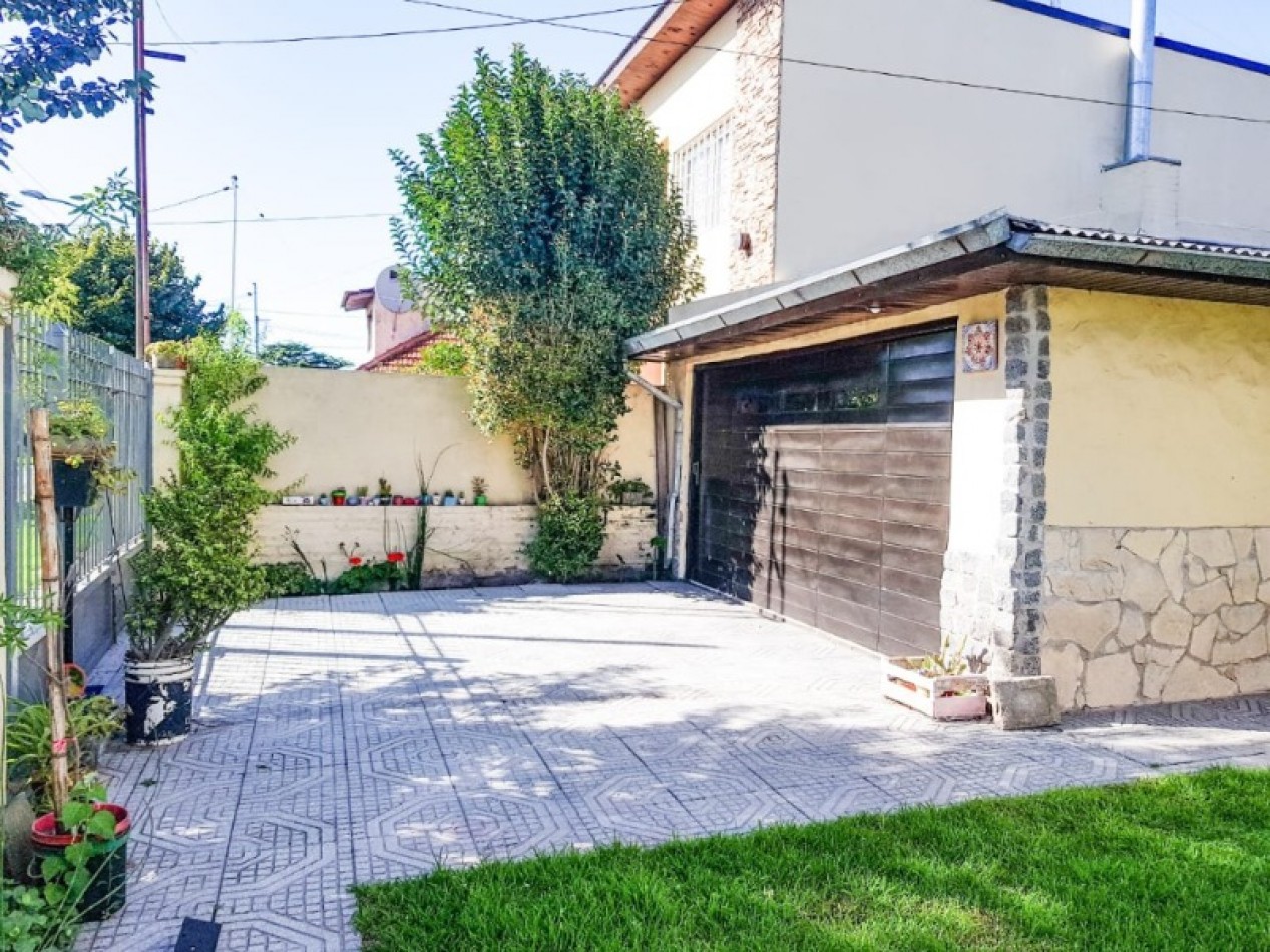 Chalet de 5 ambientes con garaje y parque
