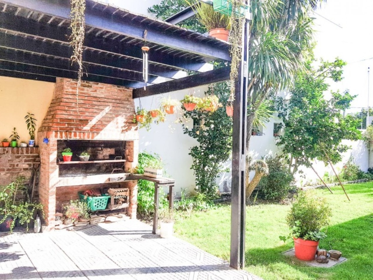 Chalet de 5 ambientes con garaje y parque