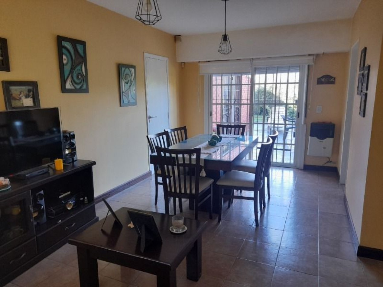 Soleada casa de 3 ambientes en lote propio