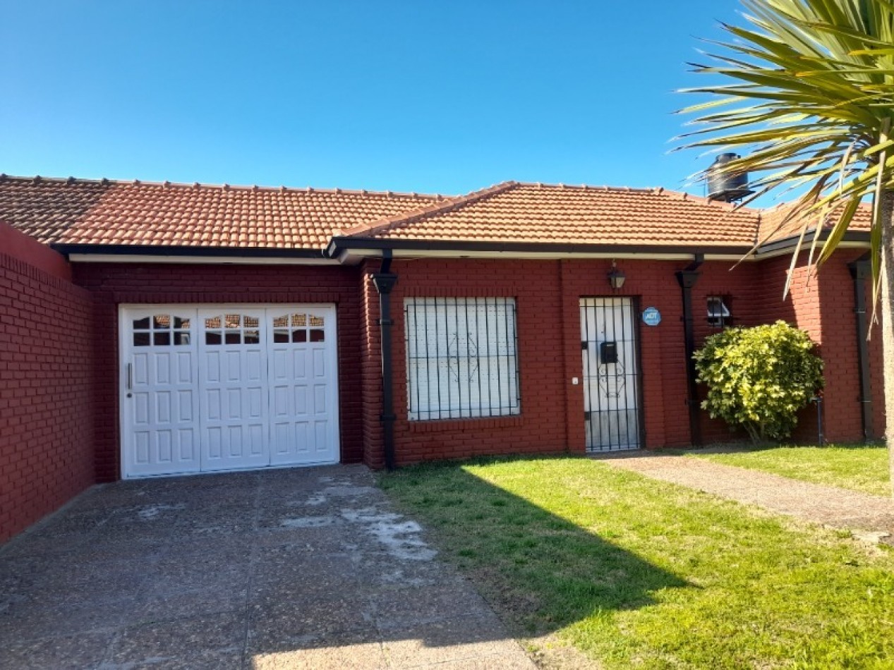 Soleada casa de 3 ambientes en lote propio