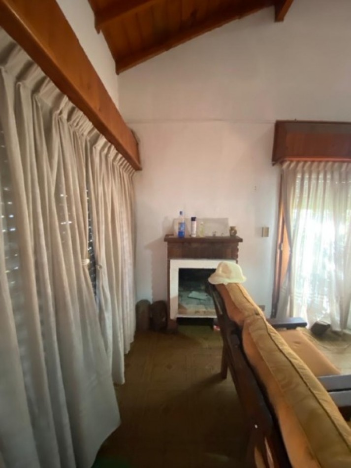 Chalet de 4 ambientes con garaje, parque, quincho y pileta