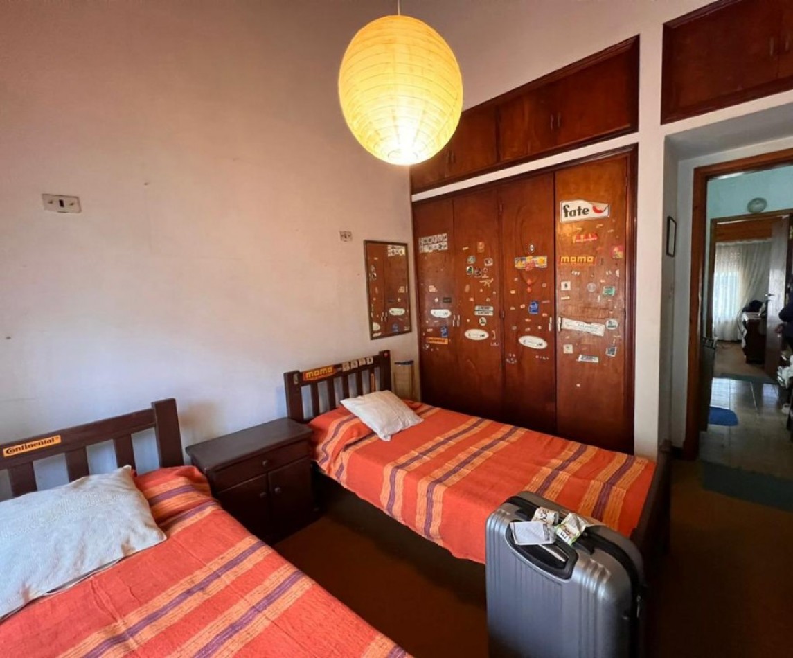 Chalet de 4 ambientes con garaje, parque, quincho y pileta