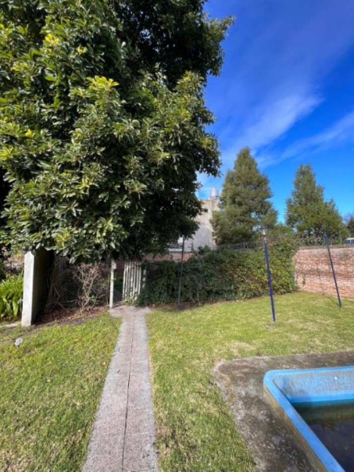 Chalet de 4 ambientes con garaje, parque, quincho y pileta