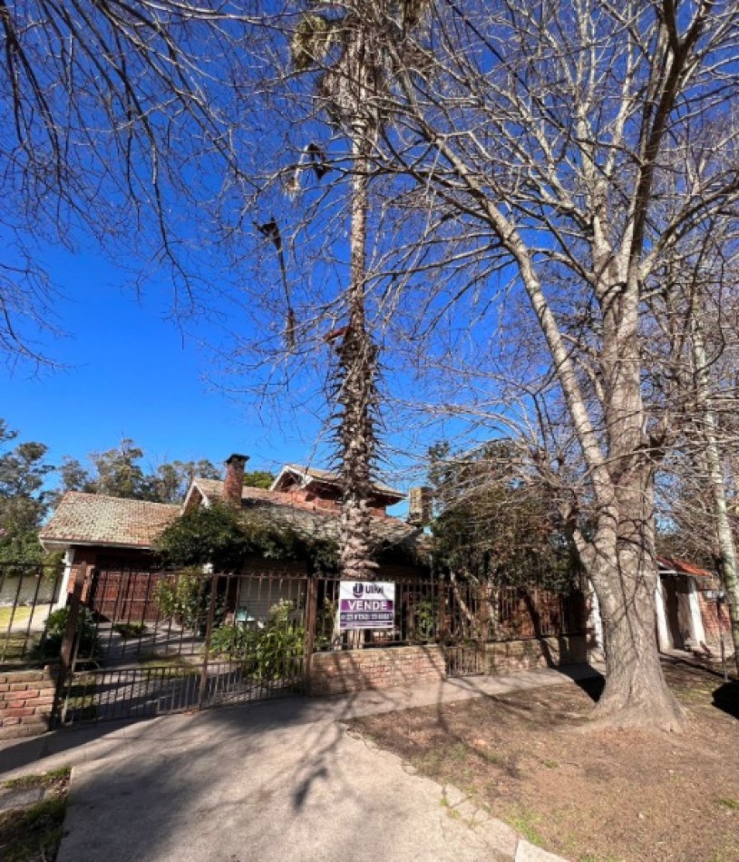 Chalet de 4 ambientes con garaje, parque, quincho y pileta