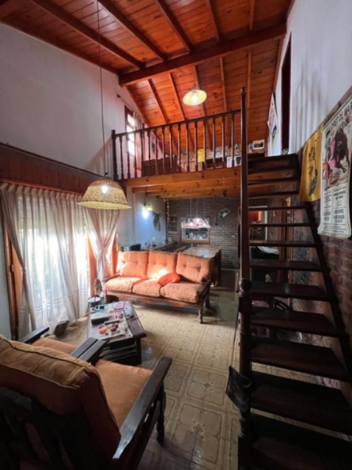 Chalet de 4 ambientes con garaje, parque, quincho y pileta