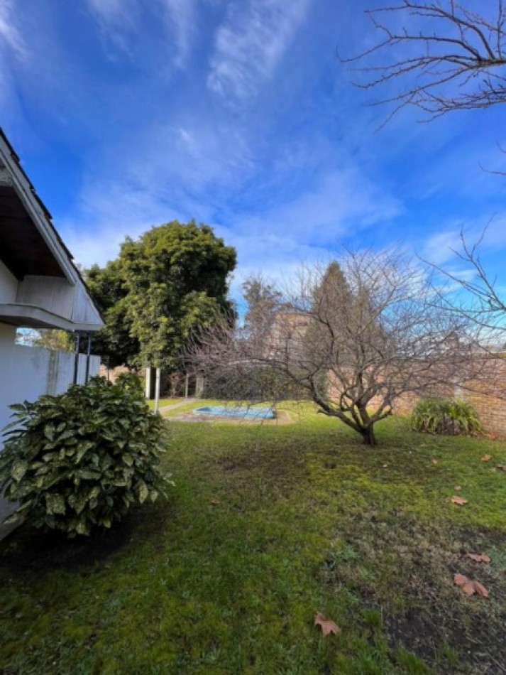 Chalet de 4 ambientes con garaje, parque, quincho y pileta