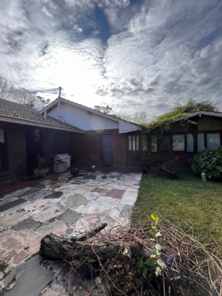 Chalet de 4 ambientes con garaje, parque, quincho y pileta