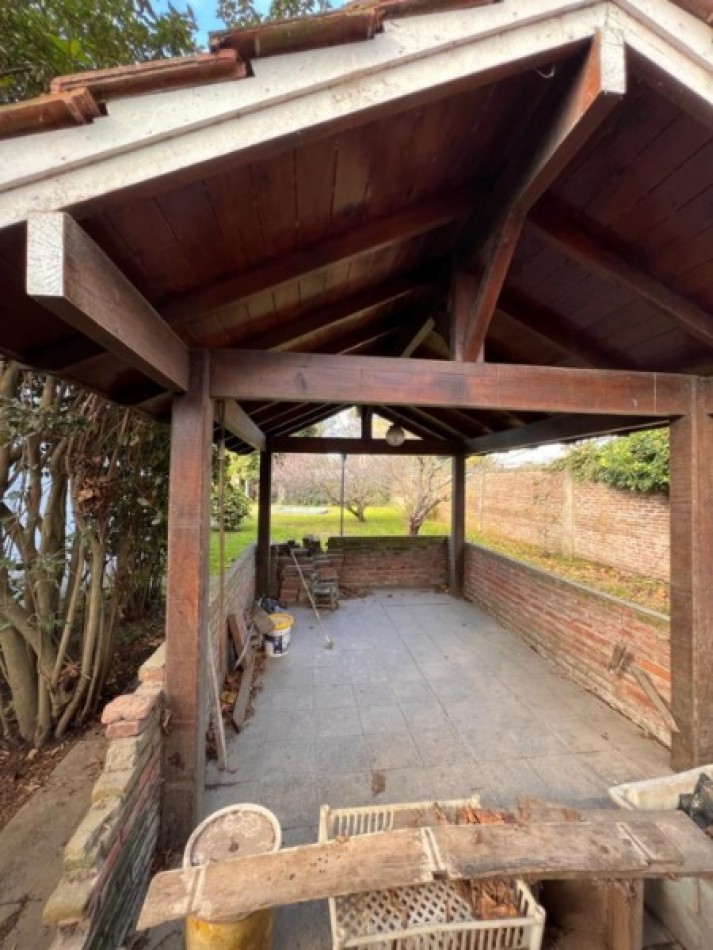 Chalet de 4 ambientes con garaje, parque, quincho y pileta