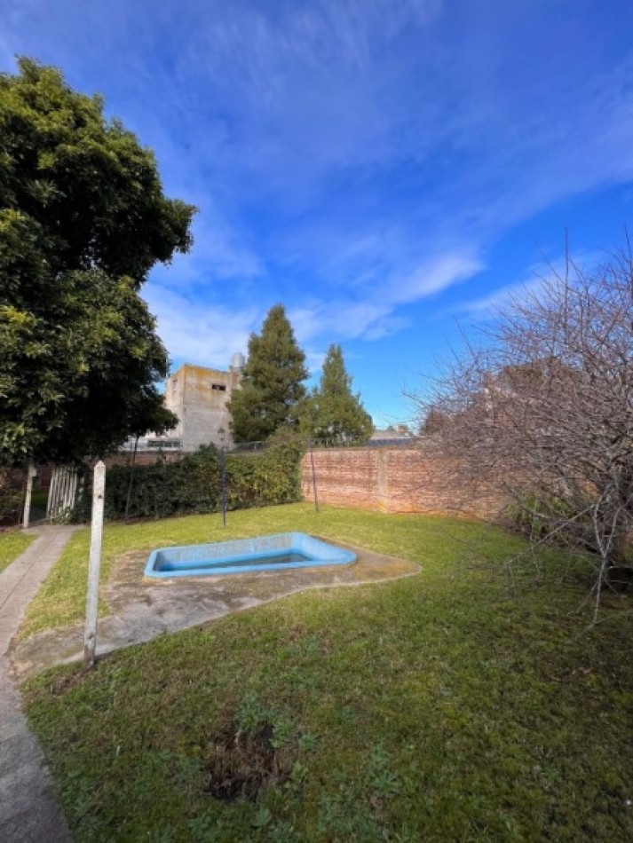 Chalet de 4 ambientes con garaje, parque, quincho y pileta