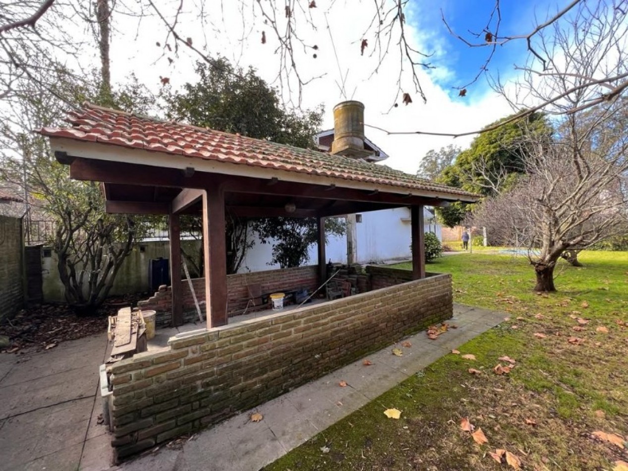 Chalet de 4 ambientes con garaje, parque, quincho y pileta