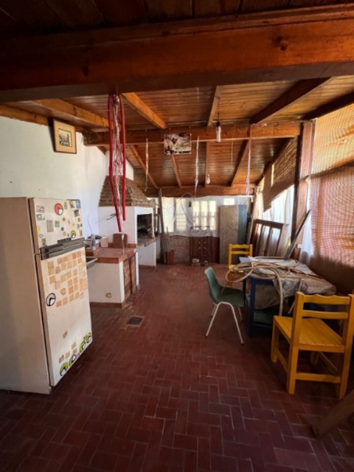 Chalet de 4 ambientes con garaje, parque, quincho y pileta