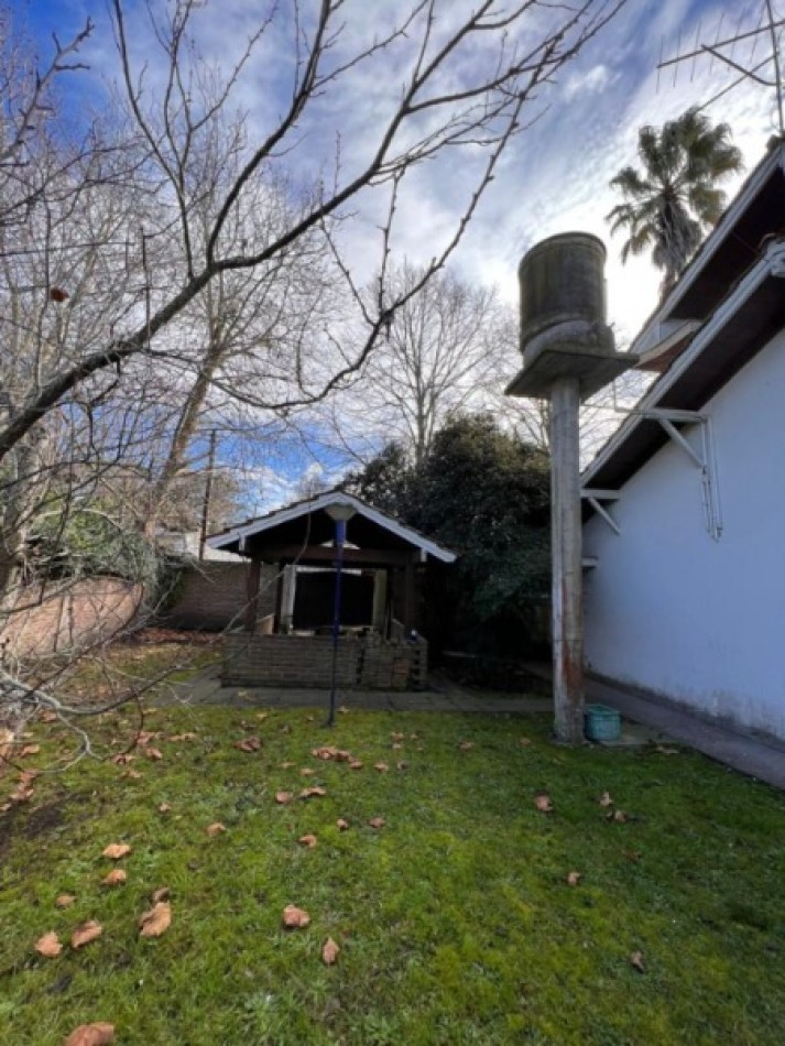 Chalet de 4 ambientes con garaje, parque, quincho y pileta