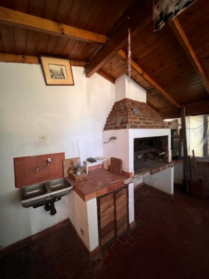Chalet de 4 ambientes con garaje, parque, quincho y pileta