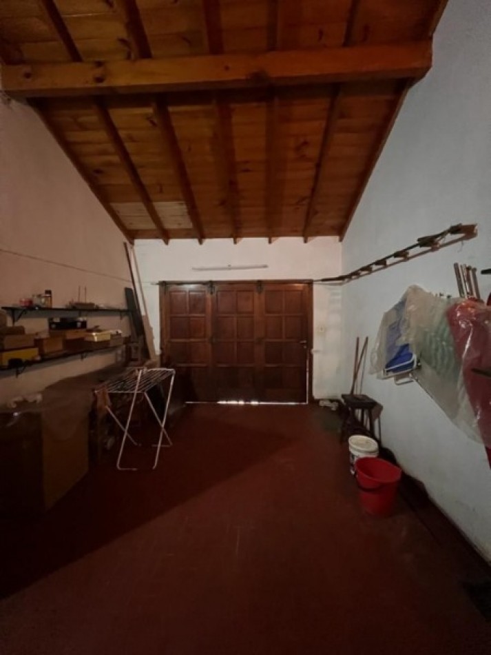 Chalet de 4 ambientes con garaje, parque, quincho y pileta