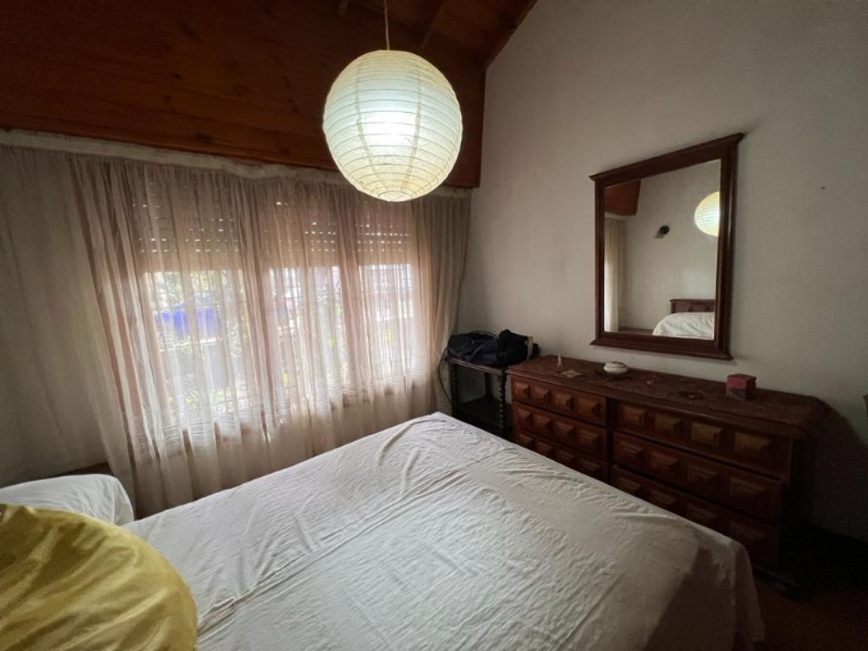 Chalet de 4 ambientes con garaje, parque, quincho y pileta