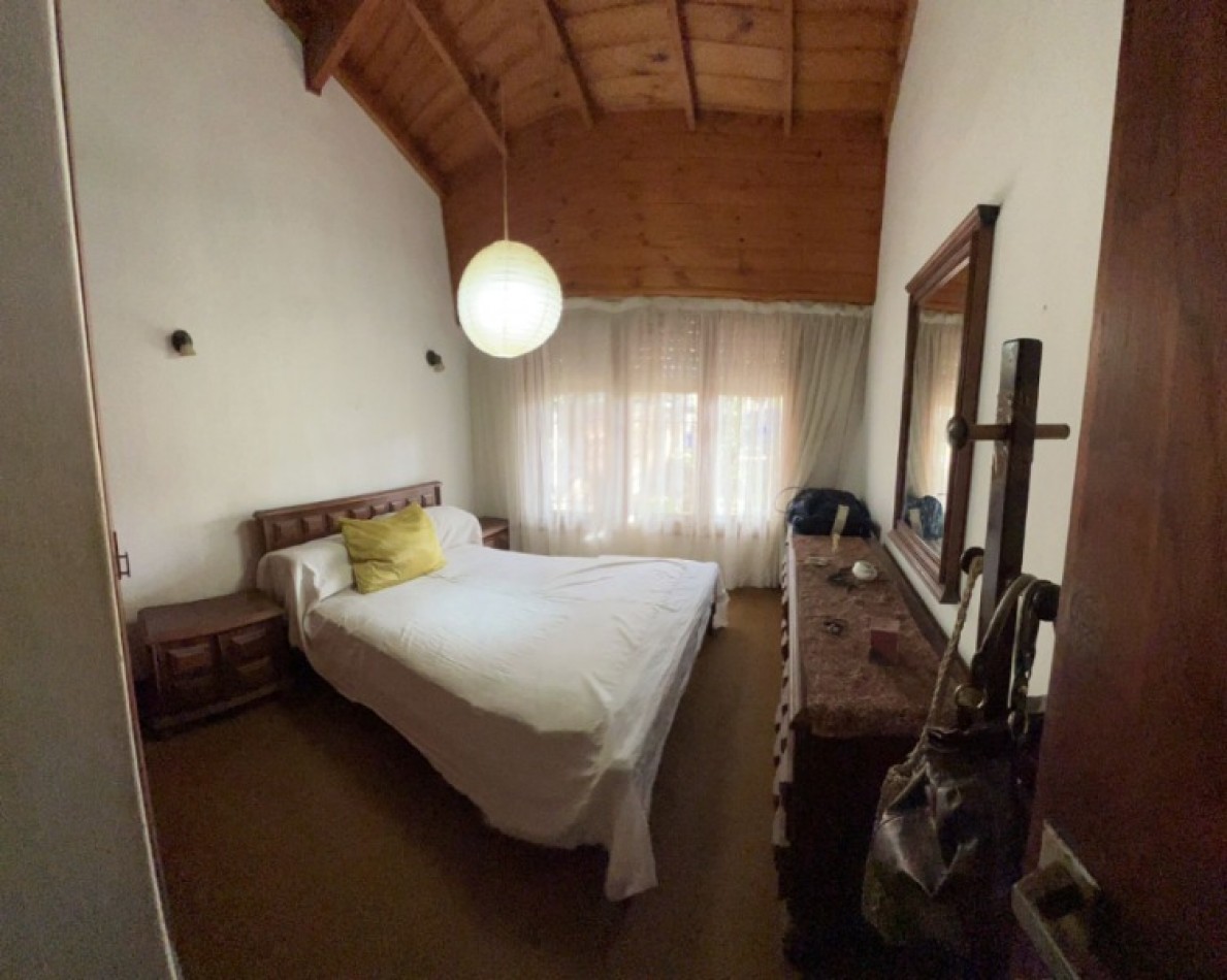 Chalet de 4 ambientes con garaje, parque, quincho y pileta