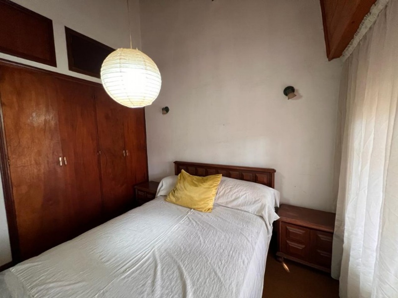 Chalet de 4 ambientes con garaje, parque, quincho y pileta