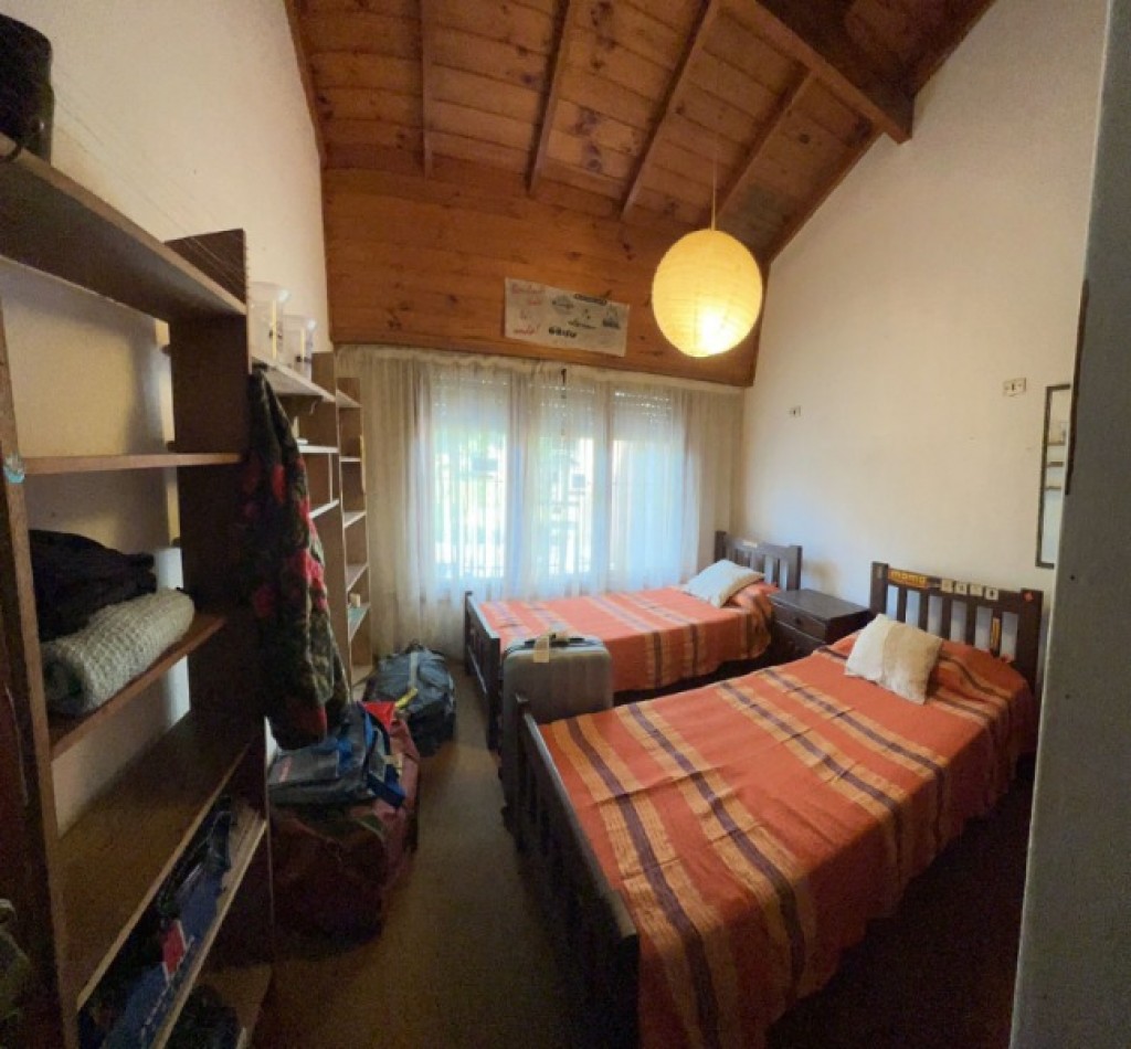 Chalet de 4 ambientes con garaje, parque, quincho y pileta