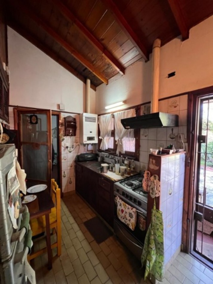 Chalet de 4 ambientes con garaje, parque, quincho y pileta