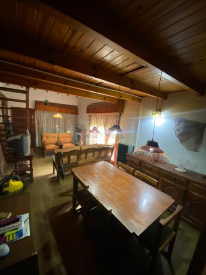 Chalet de 4 ambientes con garaje, parque, quincho y pileta