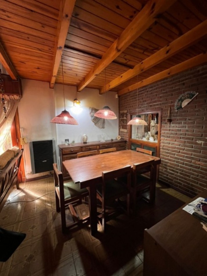 Chalet de 4 ambientes con garaje, parque, quincho y pileta