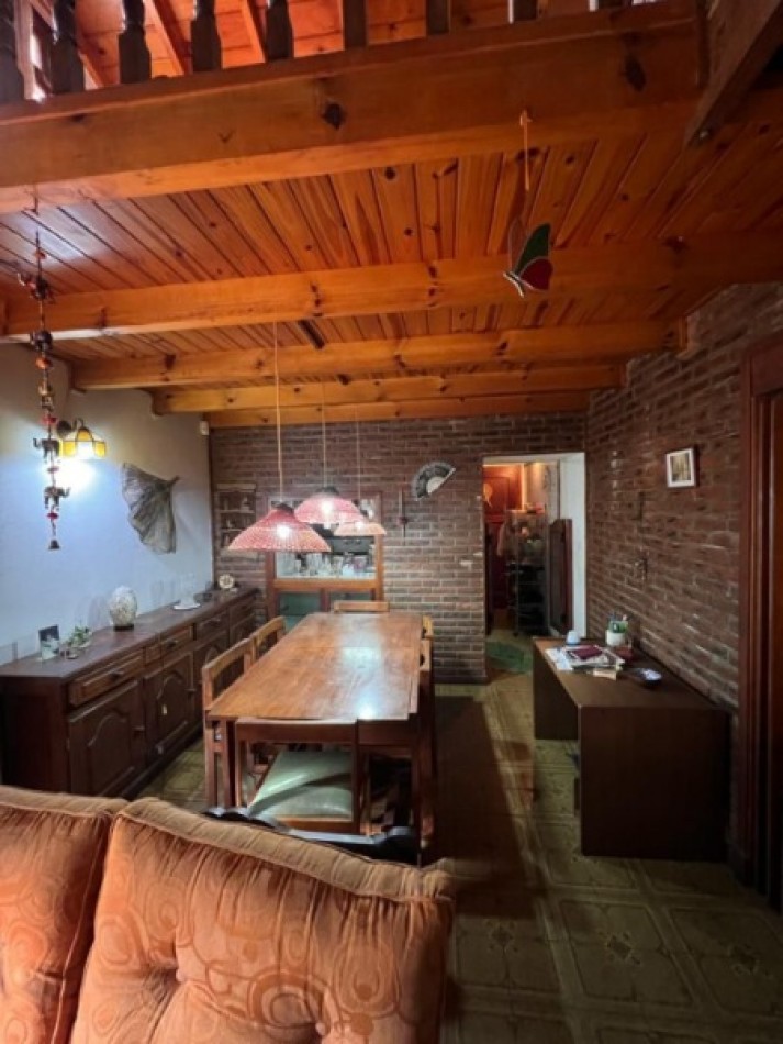 Chalet de 4 ambientes con garaje, parque, quincho y pileta