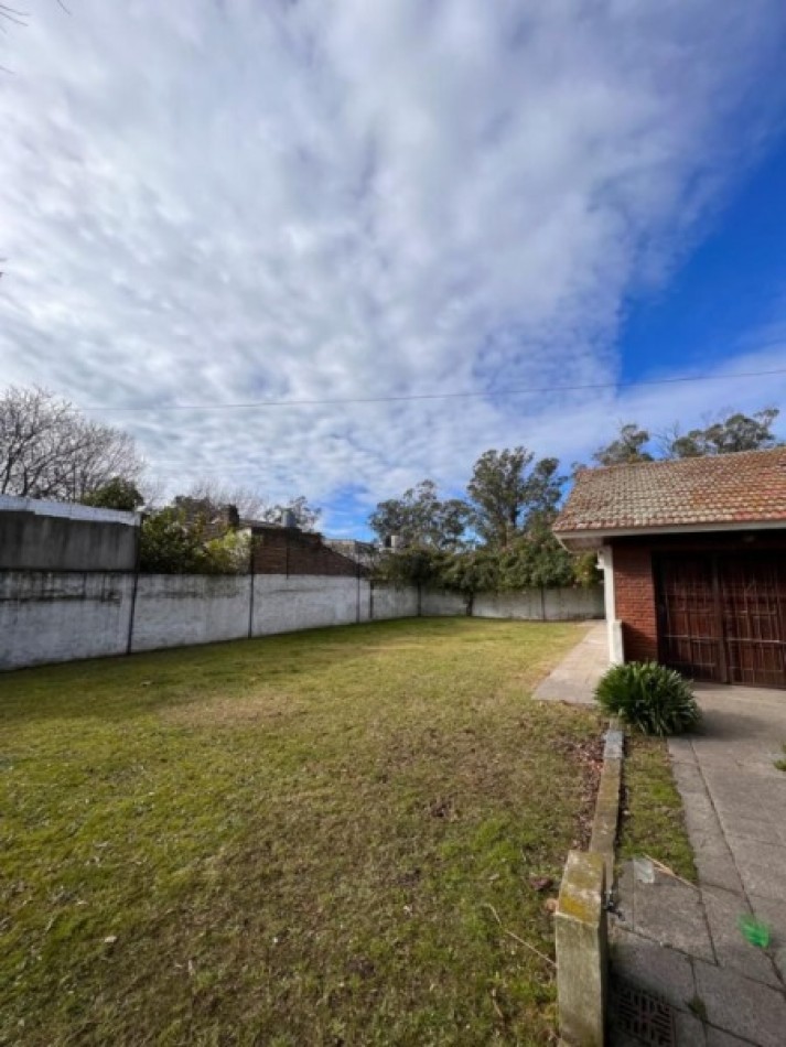Chalet de 4 ambientes con garaje, parque, quincho y pileta