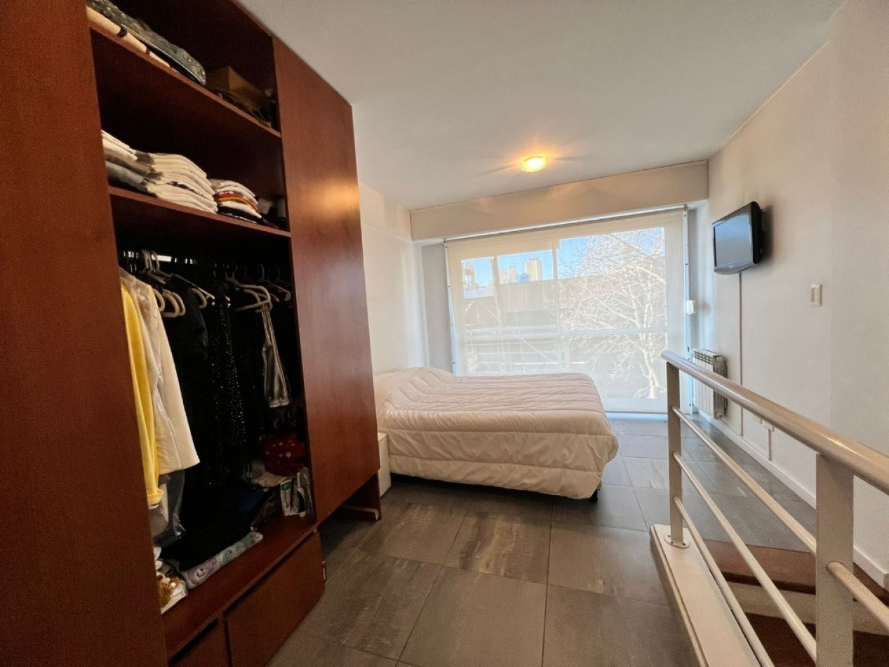 Departamento de 2 ambientes en duplex a la calle con balcon con cochera en el edificio