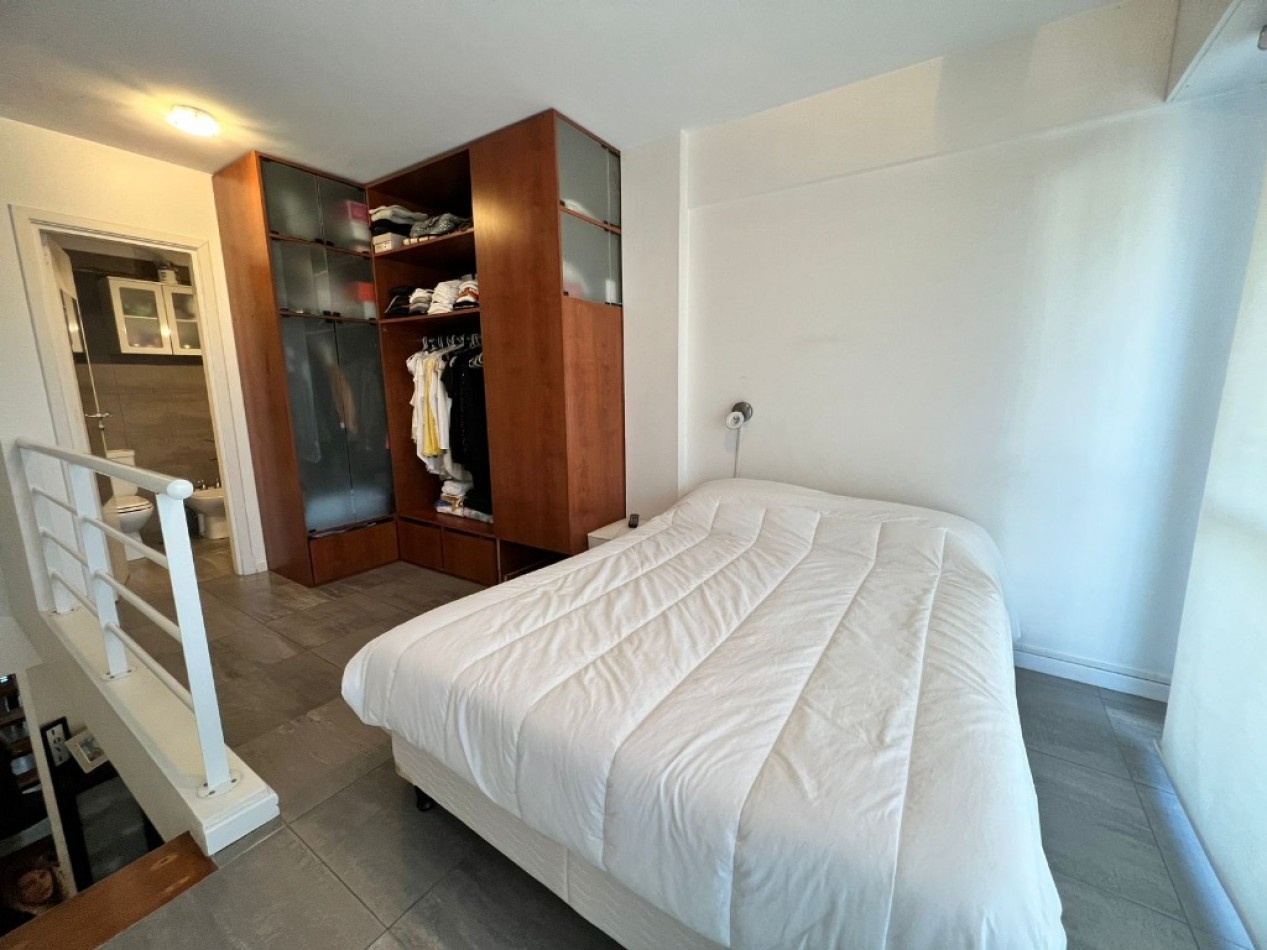 Departamento de 2 ambientes en duplex a la calle con balcon con cochera en el edificio